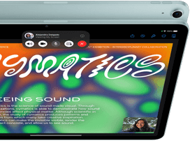 iPad Air a 12MP Center Stage kamerával, amely egy FaceTime-hívást folytató felhasználót mutat. Mögötte egy másik iPad
      Air a hátlapjával és az azon lévő kamerával felénk fordítva.