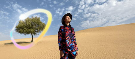 iPad Pro szemből, a kijelzőn sötétkéktől zöldig terjedő színátmenetes háttér előtt több megnyitott alkalmazás, egy
      Apple Pencilt tartó kéz körívet kanyarít a kijelzőre, amivel a kép az Apple Intelligence-alapú Image Wand funkció működését
      kívánja illusztrálni