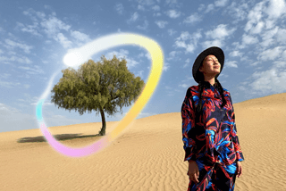 iPad Pro szemből, a kijelzőn sötétkéktől zöldig terjedő színátmenetes háttér előtt több megnyitott alkalmazás, egy
      Apple Pencilt tartó kéz körívet kanyarít a kijelzőre, amivel a kép az Apple Intelligence-alapú Image Wand funkció működését
      kívánja illusztrálni