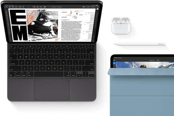 Asztrofekete iPad Pro szemből, Magic Keyboardhoz csatlakoztatva nyitott helyzetben, lekerekített sarkokkal, fekete
      kijelzőkerettel, a kijelzőn cikkszerkesztő alkalmazás jelenik meg szöveggel és egy zenét játszó nőről készült fotóval. Airpods
      4 nyitott tokban. iPad Pro kék Smart Folio kijelzővédővel, valamint a tetején Apple Pencil Próval, a kijelzővédő részlegesen
      fel van nyitva, mutatva a kijelzőt