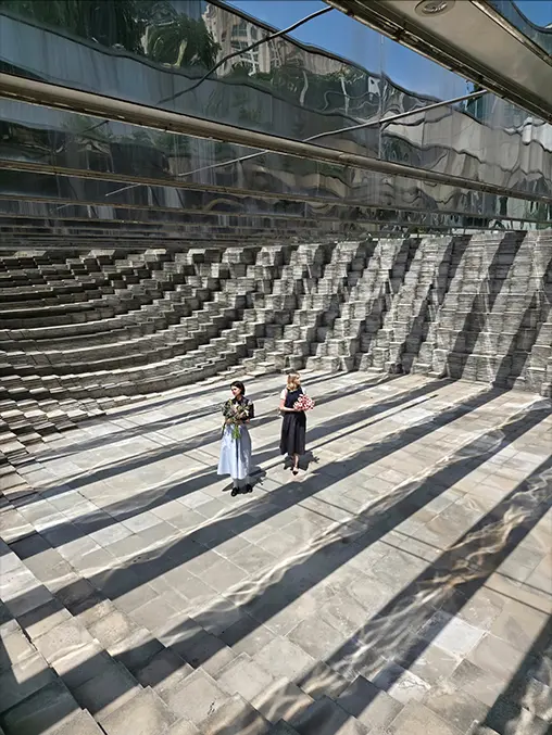 A Galaxy Z Fold7 200 megapixeles hátlapi kamerájával embereket és tájat ábrázoló fotót készítettek. A részletek tiszták
      és élethűek.