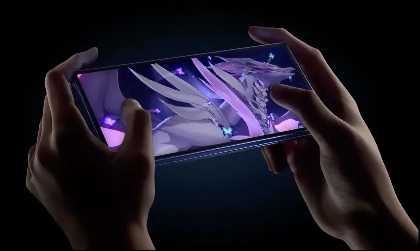 A Galaxy Z Fold7 összecsukva és vízszintesen játékkonzolként tartva látható. A HoYoverse-szel játszanak, a játék pedig
      magával ragadóan és élénken hat, köszönhetően a nagyméretű képernyőnknek és a nagy teljesítményű processzorunknak, az optimalizált
      Vulkannak és a sugárkövetésnek.