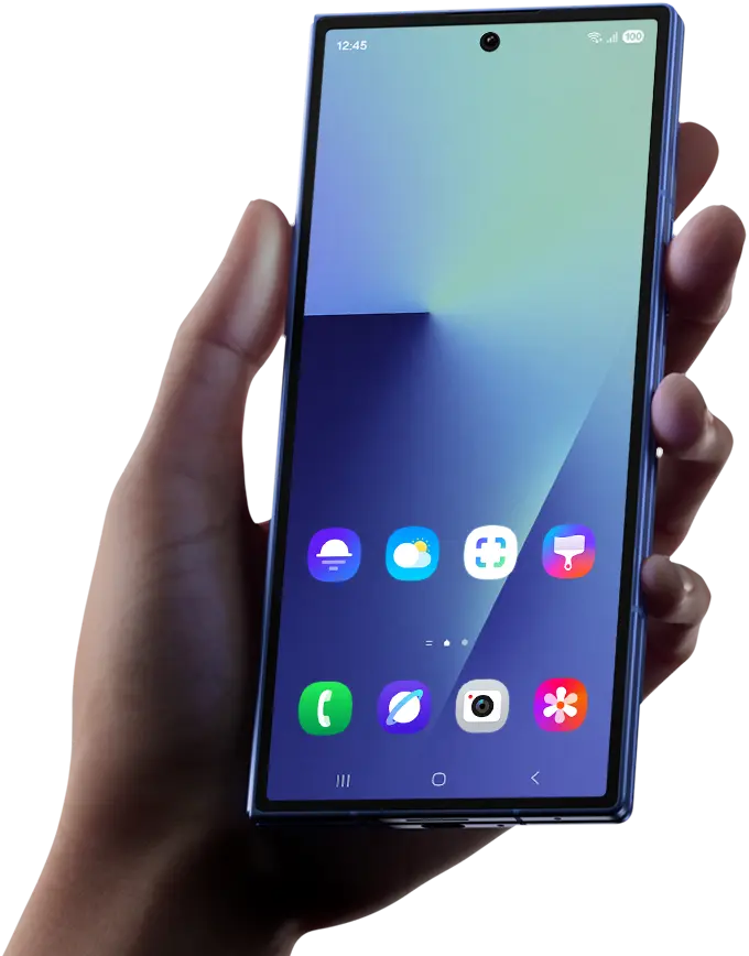 A képen egy kézben tartott Samsung Galaxy Z Fold7 okostelefon.