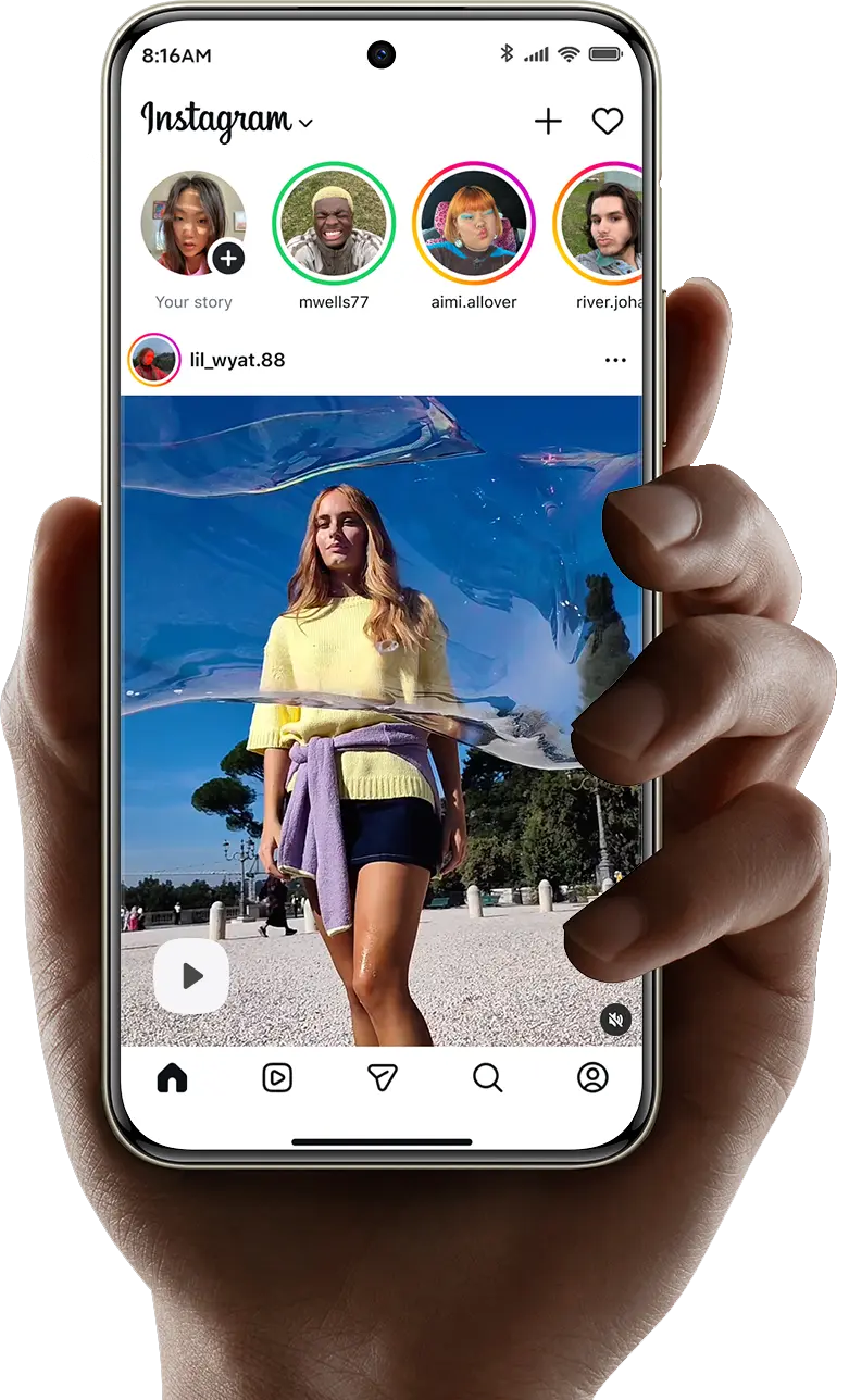 Kézben tartott telefon, kijelzőn az Instagram alkalmazás látszik