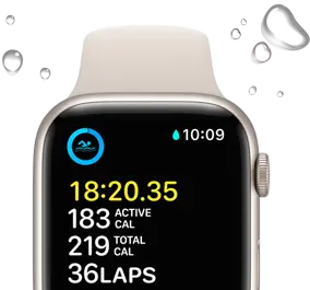 Apple Watch SE, kijelzőjén az Úszás edzéstípus, a készülék körül pedig vízcseppek látszanak.